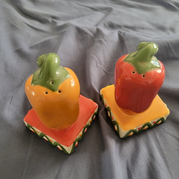 Chilli pepper salt and pepper shakers - Picture 2 of 2